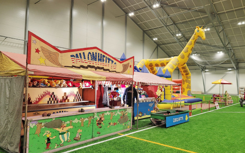 Pallonheitto ja kirahvi pomppulinna Tivolissa