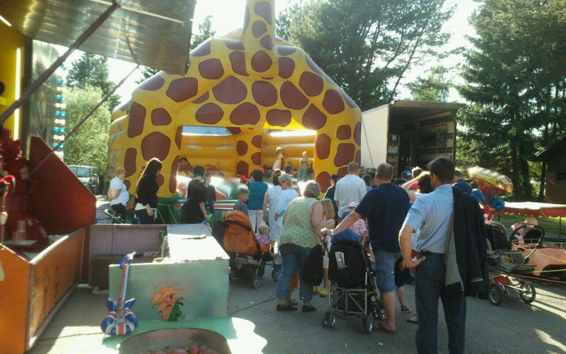 Vanha kuva tivolista jossa on ihmisiä